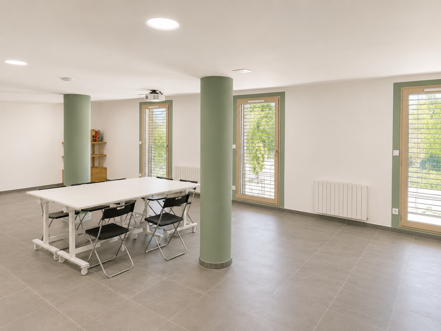 Terres de Laya common room — tables, chairs and flexible layout