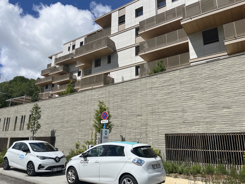 Voitures électriques en autopartage devant Terres de Laya